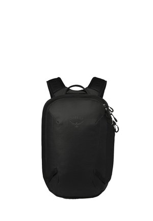 Mochila negra Osprey con correas acolchadas para los hombros, asa superior y tres tiradores de cremallera en el lado derecho, mostrada sobre un fondo blanco.