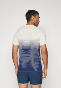 ASICS SEAMLESS TOP - T-skjorte til trening - birch/blue expanse