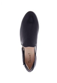 Zapato de cuero negro con punta redondeada, cremallera lateral y diseño recortado. Textura suave con detalles de costura mínimos. Nombre de la marca visible en el interior.