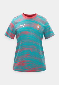 Türkiissinine ja punane keermega lühikese varrukaga spordisärk, millel on korallivärvi krae, valge Puma logo paremal rinnal ja Portugali jalgpallimärk vasakul rinnal.