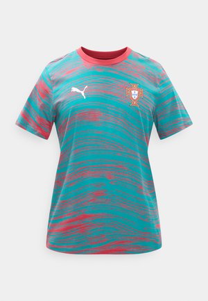 Türkis-rot gewelltes Sportshirt mit kurzen Ärmeln, korallenfarbener Kragen, weißem Puma-Logo auf der rechten Brust und dem Fußballwappen Portugals auf der linken Brust.