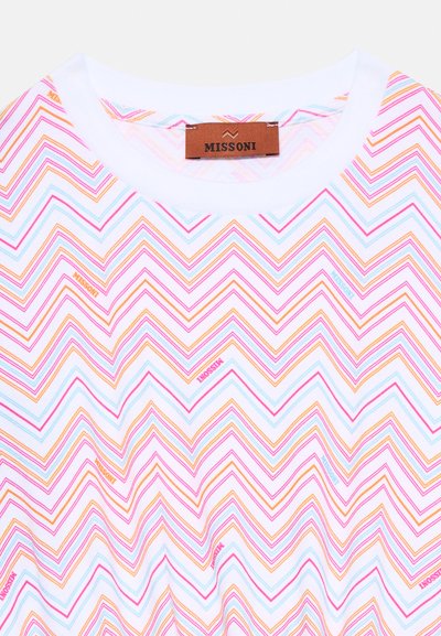 Vit bomullströja med ett zickzackmönster i rosa, orange och blått, där varumärket "Missoni" subtilt är integrerat i designen.