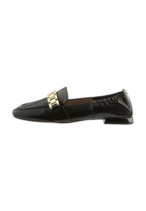 Zwarte lakleren loafers met een spitse neus, voorzien van een gouden hardware accent aan de voorkant en een kleine hak. Gladde textuur.