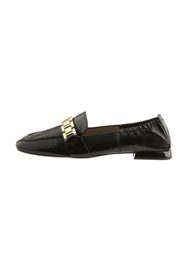 Mocassins en cuir verni noir avec un bout pointu, ornés d'un accent en métal doré à l'avant et d'un petit talon. Texture lisse.