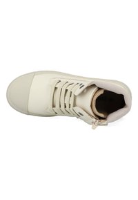 High-top sneaker in lichtbeige synthetisch materiaal. Beschikt over een ronde neus, vetersluiting, gevoerde kraag en een zachte binnenvoering.