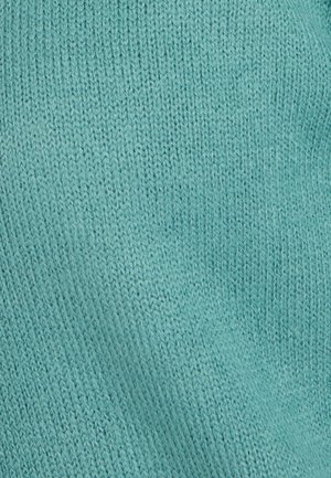 Strickpullover aus leichtem Türkis mit einer glatten Textur und einem subtilen Muster aus feinen Linien und Stichen.