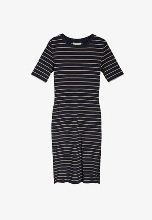 Granatowa dzianinowa sukienka z krótkimi rękawami, z poziomymi beżowymi paskami, okrągłym dekoltem i bocznymi rozcięciami dla swobody ruchów.