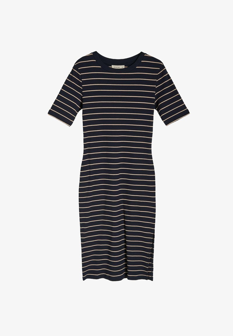 Granatowa dzianinowa sukienka z krótkimi rękawami, z poziomymi beżowymi paskami, okrągłym dekoltem i bocznymi rozcięciami dla swobody ruchów.