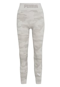 Světle šedé legíny s maskáčovým vzorem, které mají strukturovaný pás s nápisem "PUMA" a malým bílým logem na spodní části nohy.