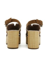 Sandali platform in suede marrone con dettagli intrecciati, cinturino regolabile e alti tacchi block testurizzati che somigliano a materiale intrecciato.