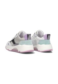 Sneakers met een bovenwerk van mesh en suède in grijs en wit, met paarse en zwarte accenten. Dikke witte zool met een roze onderkant.