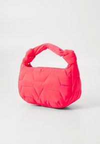 Borsa a tracolla imbottita rosa con manico intrecciato, caratterizzata da un motivo a rombi esagonali e chiusura con zip. Tessuto liscio e texture.