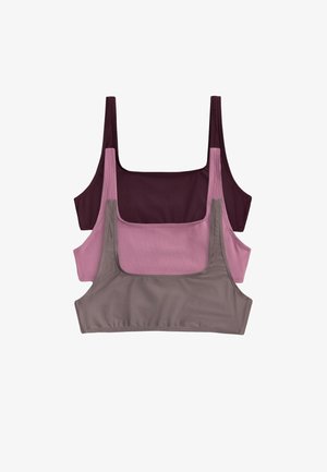 Tre crop top senza maniche impilati, colori dal davanti al dietro: taupe, rosa chiaro a coste e bordeaux scuro, su sfondo bianco.