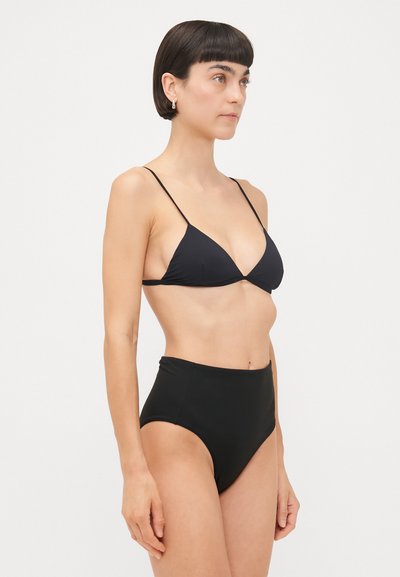 Zwarte bikinitop met een driehoekige bralette en hoge taille slip. Gemaakt van gladde stof met dunne bandjes en een minimalistisch ontwerp.