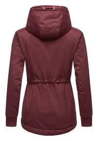 Bordo podstavljena jakna s kapuljačom na vezanje, elastičnim strukom i manžetama. Glatka tekstura i suptilan branding u donjem lijevom kutu.