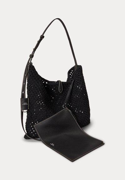 Fekete horgolt válltáska állítható pánttal és hozzá kapcsolt fekete bőrtokkal, mindkettőn fehér varrás és Polo by Ralph Lauren címkék láthatók.