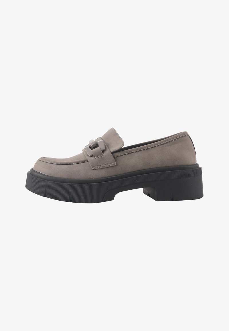 Grå faux suede loafers med en kraftig sort gummisål og et dekorativt bånd over vristen. Har rund tå og lav profil.