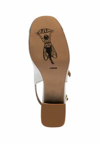 Bílé kožené sandály s hnědým blokovým podpatkem a nastavitelným páskem kolem kotníku. Podešev má černý grafický motiv mouchy.