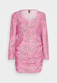 Vaaleanpunainen pitkähihaisessa mekossa on teksturoitu pyörrekuvio. Siinä on pyöreä kaula-aukko, takana vetoketju ja rypytetty yksityiskohta vyötäröllä, joka luo muotoilevan ilmeen.