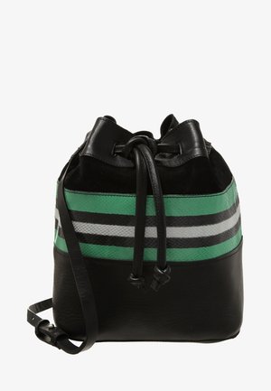 Torba typu worek z czarną skórzaną podstawą, pionowymi zielono-biało-czarnymi paskami na materiale oraz zamknięciem na sznurek. Gładka faktura.