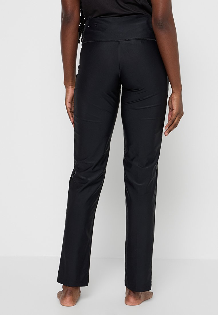 Schwarze, eng anliegende Hose mit glatter, dehnbarer Textur, breitem Bund und geradem Bein, von hinten gezeigt.