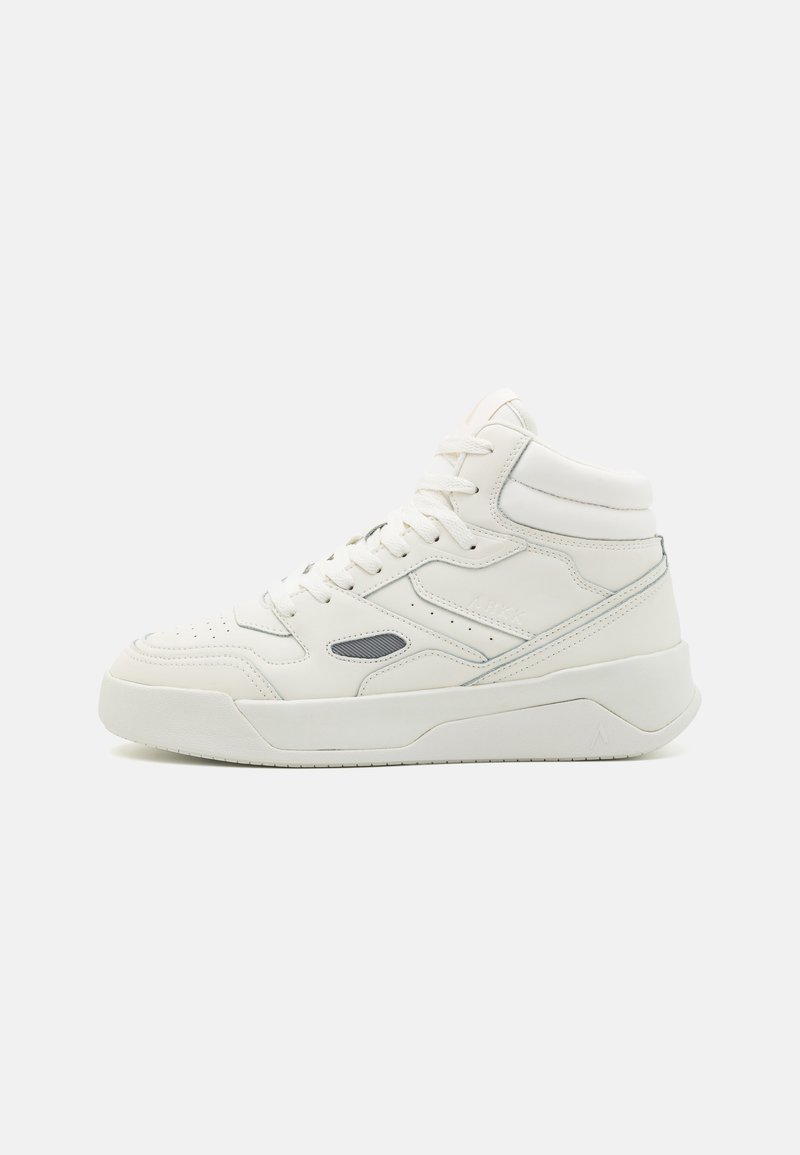 Høye sneakers i hvitt skinn med perforerte detaljer, kontrasterende grå aksenter, rund tå og polstret såle. Snøring.