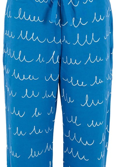 Pantaloni blu con motivi a linea ondulata bianca e un laccio blu in vita, mostrati dalla metà della coscia fino alla vita.