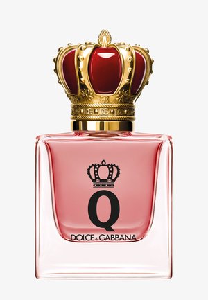Flacon de parfum en verre carré avec liquide rose, couronne noire et logo Q, bouchon doré et rouge en forme de couronne.