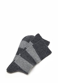 Calze a righe grigie e grigie scure realizzate in morbido tessuto a maglia con una texture a coste, caratterizzate da una forma classica e una punta arrotondata.