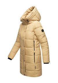 Abrigo acolchado beige con un cuello alto, bolsillos laterales con cremallera y puños negros. Presenta un patrón acolchado y un logo circular en la manga.