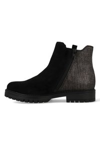 Bottes de cheville en suede noir avec un panneau arrière texturé en gris métallique, fermeture éclair sur le côté et semelle noire robuste. Surface lisse avec un léger éclat.