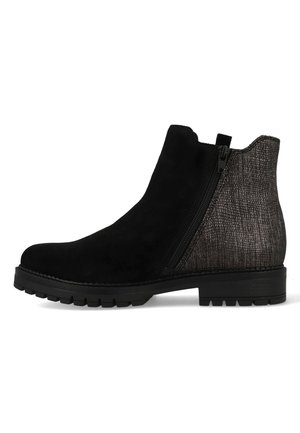 Zwarte suède enkellaarzen met een gestructureerd, metallic grijs achterpaneel, zijrits en robuuste zwarte zool. Gladde oppervlakte met een subtiele glans.