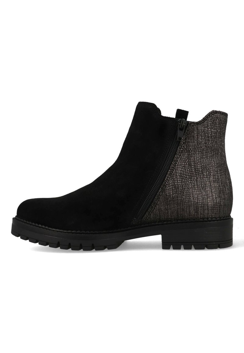 Bottes de cheville en suede noir avec un panneau arrière texturé en gris métallique, fermeture éclair sur le côté et semelle noire robuste. Surface lisse avec un léger éclat.