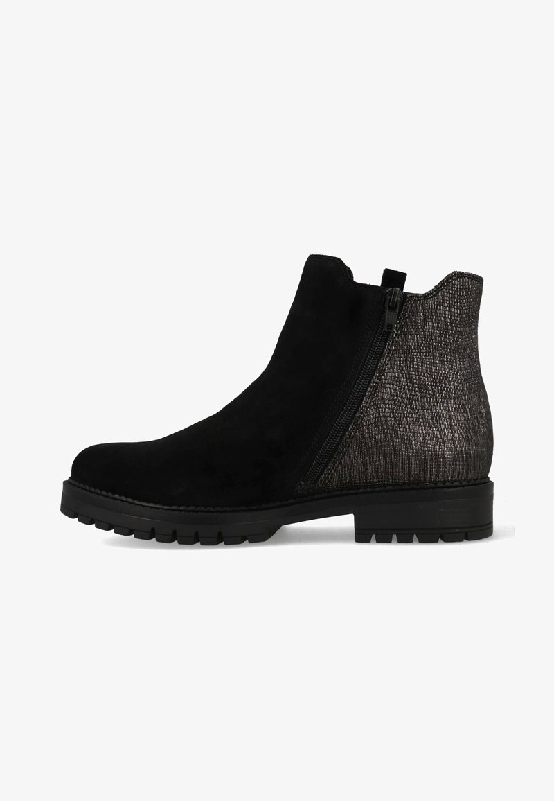 Bottes de cheville en suede noir avec un panneau arrière texturé en gris métallique, fermeture éclair sur le côté et semelle noire robuste. Surface lisse avec un léger éclat.