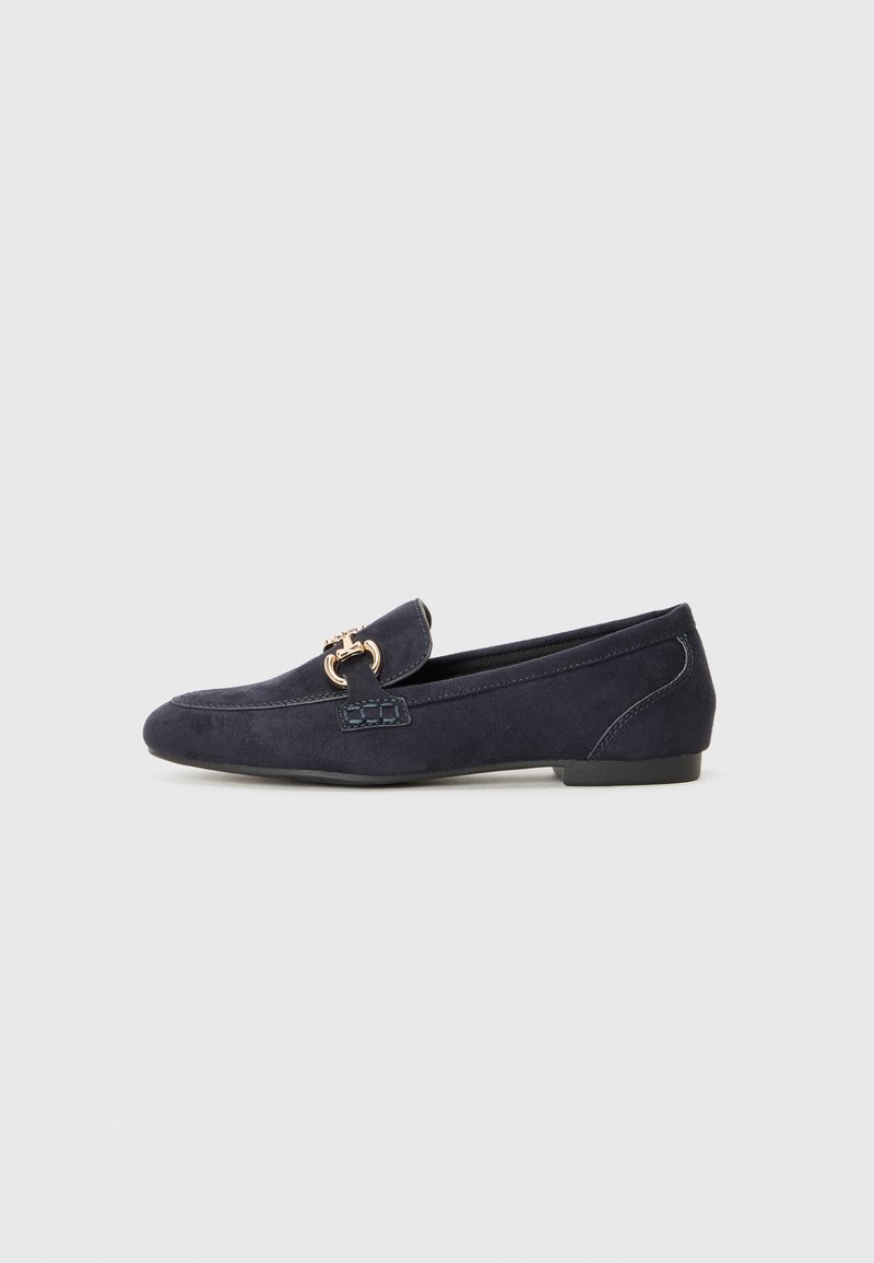Marineblå suede loafers med rund tå, som har en dekorativ metallkjede-accent og en lav hæl med kontrasterende sømdetaljer.