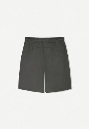 Grå træningsshorts med elastisk talje, prydet med buede sømme og en afslappet pasform. Lavet af blødt, åndbart stof.