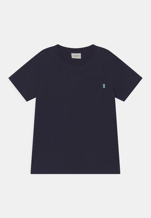 Mørk navyblå T-shirt med korte ærmer og rund halsudskæring samt en lille lomme på venstre bryst med en lille stofmærkat.