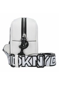 Borsa in pelle bianca texturizzata con zip superiore, caratterizzata da un bordo con zip nera e una tracolla regolabile con un audace motivo a logo bianco e nero.