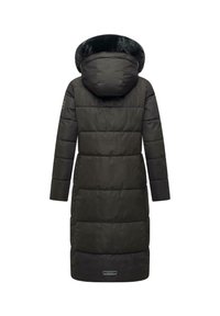Duga crna puffer jakna s kapuljačom, s horizontalnim prešivanjem, lažnom krznom na kapuljači i dekorativnim logom na rubu.