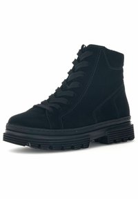 Bottine en suède noir avec une finition texturée, dotée de lacets ronds, d'un col rembourré et d'une semelle en caoutchouc robuste pour une meilleure adhérence.