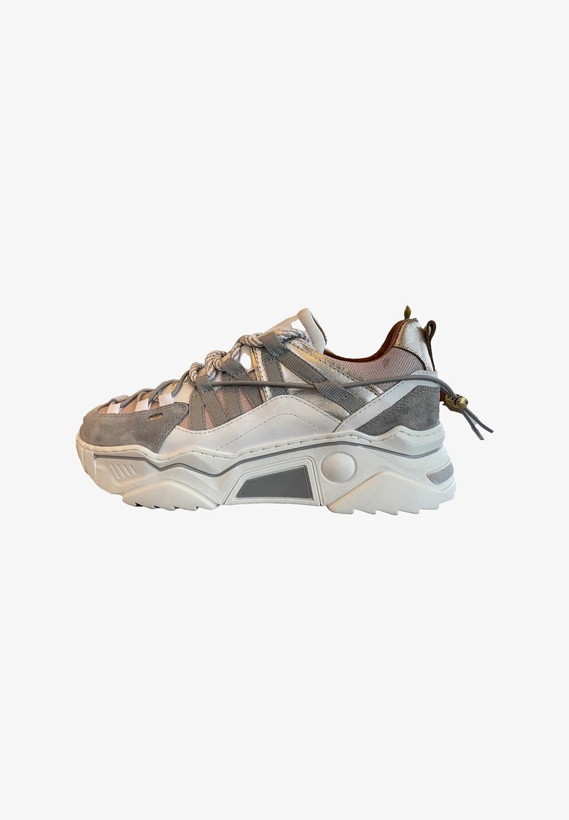 Grijze en witte sneaker met een chunky ontwerp, beschikt over een mix van suède en mesh materialen, veters en een getextureerde rubberen zool.