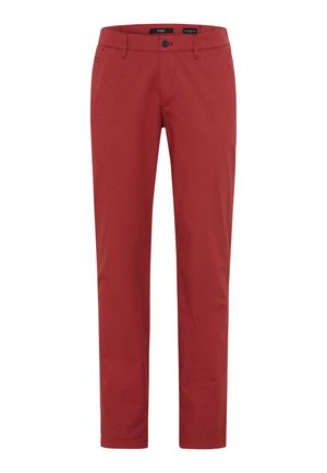 Pantalon rouge coupe ajustée pour homme avec fermeture par bouton et zip, passants pour ceinture, et poches latérales.
