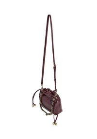 Borsa in pelle bordeaux con chiusura a cordoncino, dettaglio in catena color oro e tracolla regolabile. Texture liscia con un design arricciato.