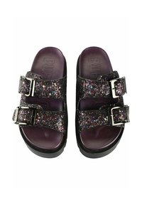 Sandale negre cu talpă plată, cu bretele din glitter multicolor, două catarame argintii ajustabile și o branț moale de culoare mov închis.