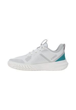 Weißer Sportschuh mit grauen Akzenten, Mesh-Paneelen, Schnürsenkeln und türkisfarbenem Fersendetail, von der Außenseite gesehen.