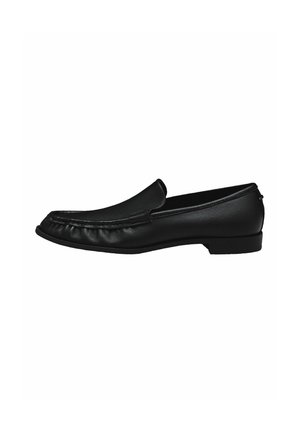 Mocassin en cuir noir avec un bout arrondi, des coutures décoratives sur le haut et une semelle en caoutchouc à profil bas. Texture lisse.