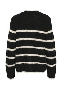 Juodai baltas dryžuotas megztinis, pasižymintis laisvu siluetu, raizgytu paviršiumi ir ilgomis rankovėmis. Dryžiai kaitaliojasi pločiu ir yra horizontalaus išdėstymo.