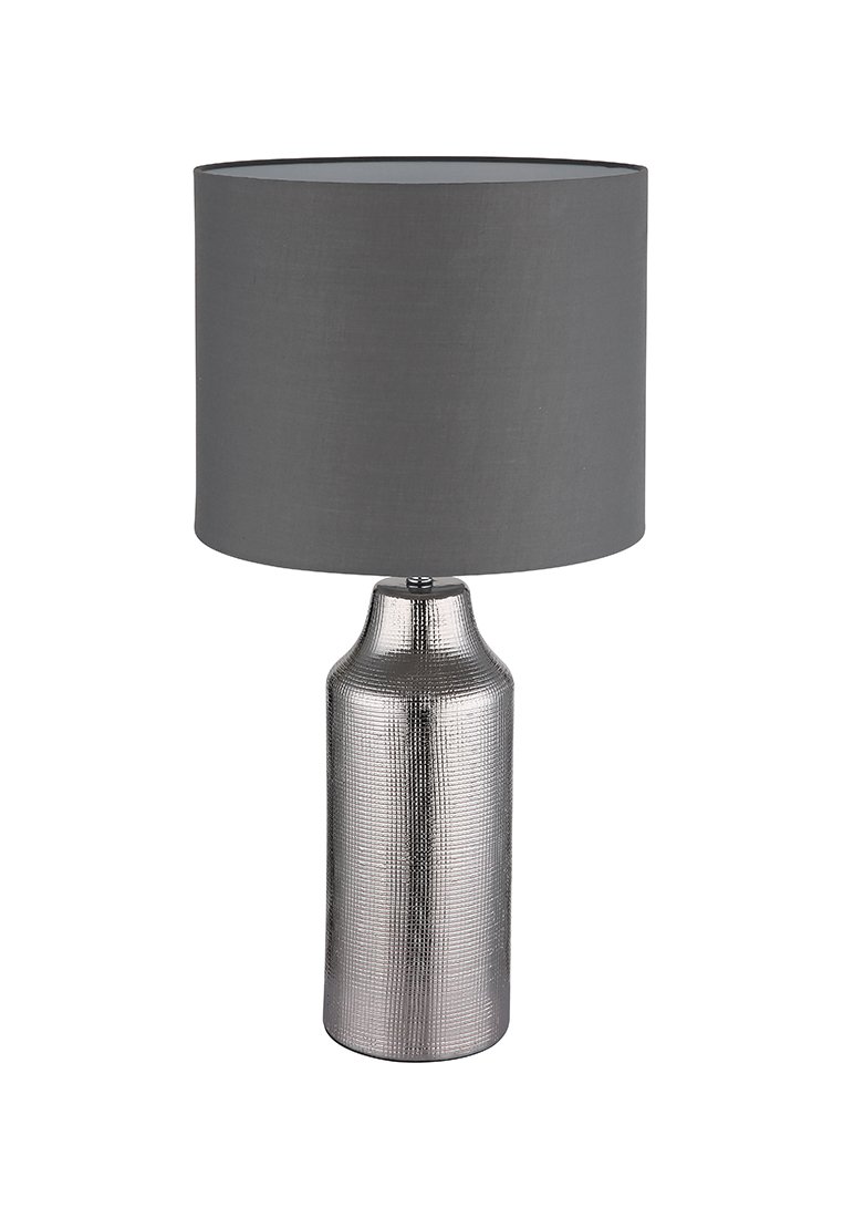 Stolní lampa s texturovanou kovovou stříbrnou základnou a cylindrickým šedým textilním stínidlem. Základna má vroubkovaný vzor.