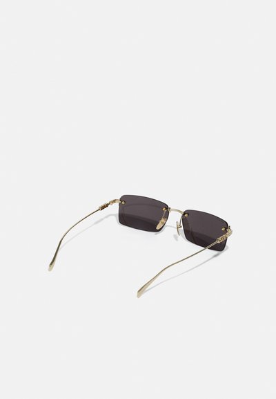 Ochelari de soare rectangulari cu lentile gri închis și rame subțiri din metal aurit. Au brațe elegante cu detalii decorative din hardware.
