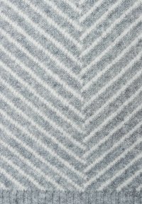 Grau-weißer Strickstoff mit einem Fischgrätenmuster und strukturierten Streifen. Weiche, flauschige Textur mit einem gerippten Rand unten.